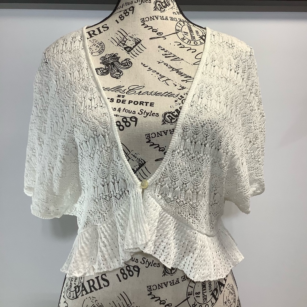 Vintage style white knit cropped cardigan.